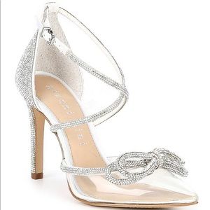 ✨LIKE NEW✨ Gianni Bini Ezlynn White Bridal Collection Rhinestone Bow Heels